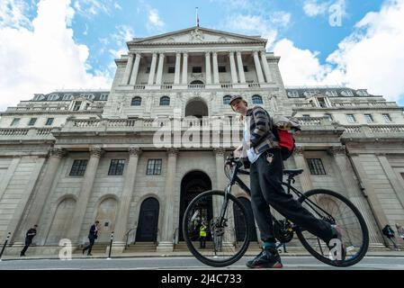 London, Großbritannien. 13. April 2022. Eine Frau geht am 13. April 2022 an der Bank of England in London, Großbritannien, vorbei. Der britische Verbraucherpreisindex (CPI) stieg in den 12 Monaten bis März 2022 um 7 Prozent von 6,2 Prozent im Februar und erreichte ein neues 30-Jahres-hoch, wie offizielle Statistiken am Mittwoch zeigten. Quelle: Stephen Chung/Xinhua/Alamy Live News Stockfoto
