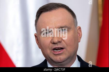 Warschau, Polen. 12. April 2022. Der polnische Präsident Andrzej Duda beantwortet auf einer Pressekonferenz mit dem deutschen Präsidenten Fragen von Medienvertretern. Im Mittelpunkt ihrer Gespräche steht der russische Angriffskrieg in der Ukraine. Quelle: Jens Büttner/dpa/Alamy Live News Stockfoto