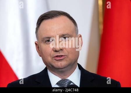 Warschau, Polen. 12. April 2022. Der polnische Präsident Andrzej Duda beantwortet auf einer Pressekonferenz mit dem deutschen Präsidenten Fragen von Medienvertretern. Im Mittelpunkt ihrer Gespräche steht der russische Angriffskrieg in der Ukraine. Quelle: Jens Büttner/dpa/Alamy Live News Stockfoto