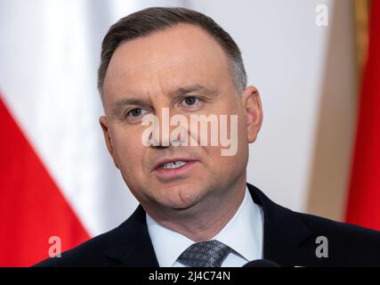 Warschau, Polen. 12. April 2022. Der polnische Präsident Andrzej Duda beantwortet auf einer Pressekonferenz mit dem deutschen Präsidenten Fragen von Medienvertretern. Im Mittelpunkt ihrer Gespräche steht der russische Angriffskrieg in der Ukraine. Quelle: Jens Büttner/dpa/Alamy Live News Stockfoto