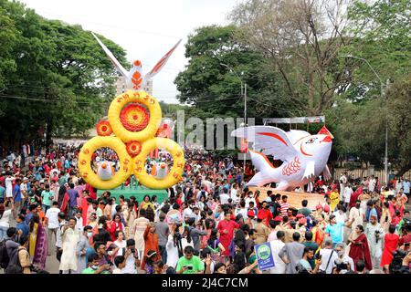 DHAKA, BANGLADESCH APRIL14,2022: Menschen marschieren entlang einer Straße, um das bengalische Neujahr oder die bunte Prozession „Pohela Boishakh“ zu feiern, die am beobachtet wird Stockfoto