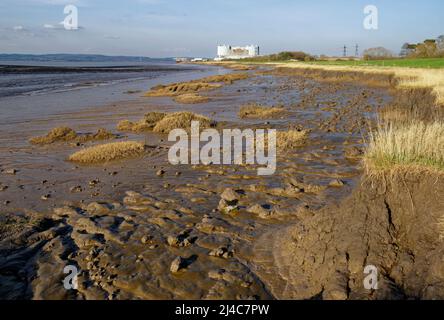 Low Tide am Fluss Severn mit dem Kernkraftwerk Oldbury, Gloucestershire, Großbritannien Stockfoto