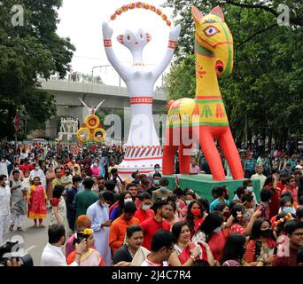 DHAKA, BANGLADESCH APRIL14,2022: Menschen marschieren entlang einer Straße, um das bengalische Neujahr oder die bunte Prozession „Pohela Boishakh“ zu feiern, die am beobachtet wird Stockfoto