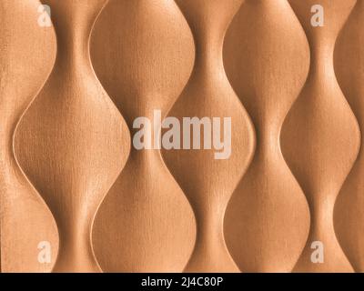 Hellbraune 3D dekorative Innenwand mit ungewöhnlicher gewellter geometrischer Form. Beigefarbener Holzhintergrund mit Wellenmuster. Abstrakte Textur verziert. Stockfoto