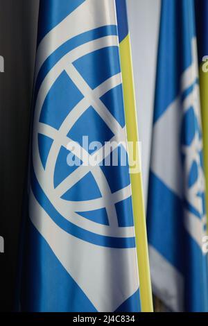 Bukarest, Rumänien - 14. April 2022: Details mit der Weltbank und rumänischen Flaggen. Stockfoto
