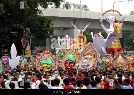 DHAKA, BANGLADESCH APRIL14,2022: Menschen marschieren entlang einer Straße, um das bengalische Neujahr oder die bunte Prozession „Pohela Boishakh“ zu feiern, die am beobachtet wird Stockfoto