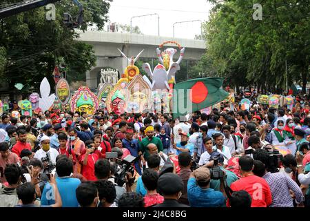 DHAKA, BANGLADESCH APRIL14,2022: Menschen marschieren entlang einer Straße, um das bengalische Neujahr oder die bunte Prozession „Pohela Boishakh“ zu feiern, die am beobachtet wird Stockfoto