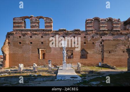 Die große Marmorskulptur einer ägyptischen Göttin mit Löwenkopf. An der Roten Basilika, Kirche im alten Pergamon, jetzt Bergama Stadt, Türkei Stockfoto