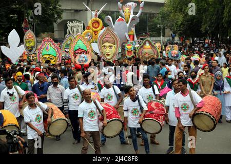 DHAKA, BANGLADESCH APRIL14,2022: Menschen marschieren entlang einer Straße, um das bengalische Neujahr oder die bunte Prozession „Pohela Boishakh“ zu feiern, die am beobachtet wird Stockfoto