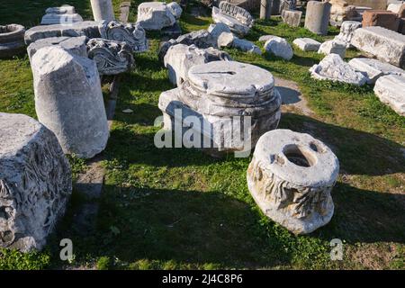 Verschiedene Steine, Marmorfragmente, Säulensockel, Schäfte, Spitzen, frieze. An der Roten Basilika, Kirche im alten Pergamon, jetzt Bergama Stadt, Türkei Stockfoto