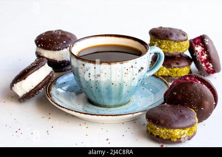 Kaffee. Guten Morgen Kaffee umgeben von Cookies auf weißem Hintergrund. Nahaufnahme Stockfoto