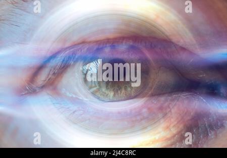 Nahaufnahme eines blauen menschlichen Auges mit einem 3D Overlay-Effekt Stockfoto
