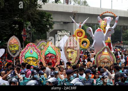 DHAKA, BANGLADESCH APRIL14,2022: Menschen marschieren entlang einer Straße, um das bengalische Neujahr oder die bunte Prozession „Pohela Boishakh“ zu feiern, die am beobachtet wird Stockfoto