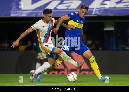 BUENOS AIRES, ARGENTINIEN - 3. APRIL: Boca Juniors«s Luis Vazquez (R) während des Spiels zwischen Boca Juniors und Arsenal FC im Rahmen der Copa de la Liga 202 Stockfoto