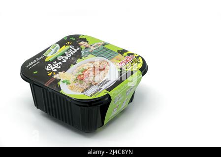 Bangkok, Thailand - 08. April 2022: Neue Generation von Instant-Nudeln, die einfach Trinkwasser in die Schüssel gießen und es von selbst erhitzen. Stockfoto