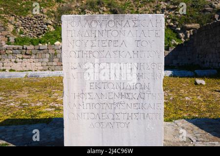 Lateinische Inschrift, Text auf einem Stein entlang der Nordgalerie. In Asklepion Baden, Heilung, medizinisches Zentrum in der alten Pergamon, jetzt Bergama Stadt, Türkei Stockfoto