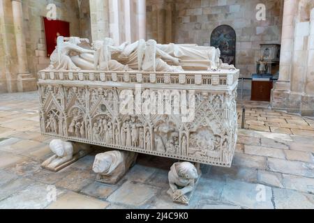 Alcobaca, Portugal - 7. April 2022: Das Grab von Ines de Castro in der Kirche des Klosters Alcobaca Stockfoto