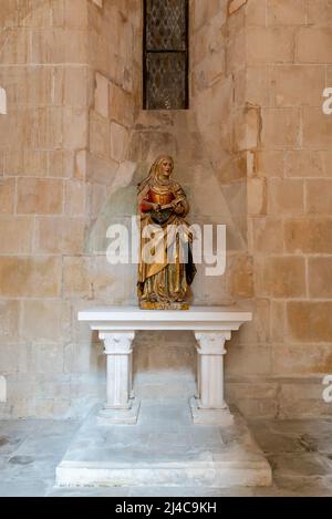 Alcobaca, Portugal - 7. April 2022: Die Statue von Santa Ana in einer der Kapellen der Kirche des Klosters von Alcobaca Stockfoto