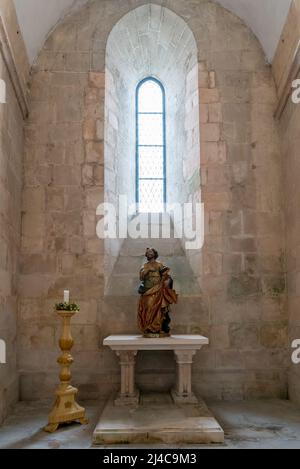 Alcobaca, Portugal - 7. April 2022: Die Statue des heiligen Josef in einer der Kapellen der Kirche des Klosters von Alcobaca Stockfoto