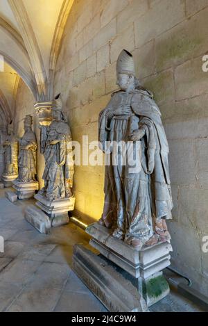 Alcobaca, Portugal - 7. April 2022: Statuen früherer Äbte im Kapitelhaus des Klosters Alcobaca Stockfoto