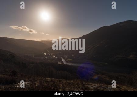 Ein Blick auf Kinlochleven, ein Dorf in den schottischen Highlands entlang des West Highland Way. Stockfoto