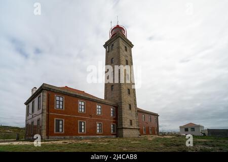 Sao Pedro de Moel, Portugal - 7. April 2022: Blick auf den Leuchtturm Penedo de Sausade an der portugiesischen Atlantikküste Stockfoto