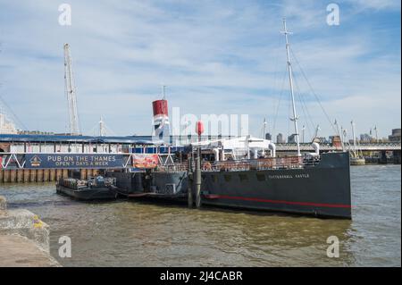 PS Tattershall Castle, eine ehemalige Passagierfähre, die heute ein schwimmendes Pub ist, liegt am Victoria Embankment an der Themse. London, England, Großbritannien Stockfoto