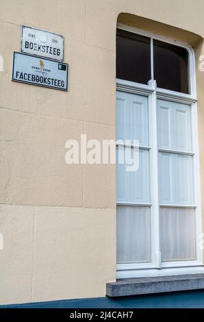 GENT, BELGIEN - 20. AUGUST 2013: Facebooksteeg Straßennamen-Schild in Gent, Belgien Stockfoto