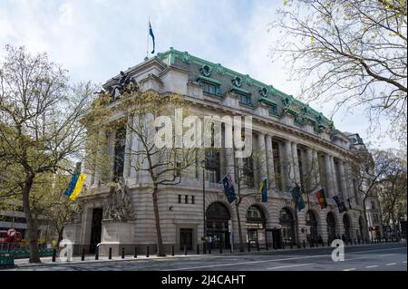 Australia House on Strand, London, England, Großbritannien. Aus Solidarität mit der Ukraine zeigte sich die ukrainische Nationalflagge über dem Haupteingang. Stockfoto