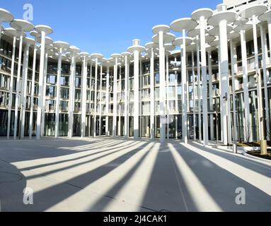 Leipzig, Deutschland. 10.. Februar 2022. Hohe Säulen prägen das Eingangsdesign der Sächsischen Aufbaubank. Neben dem bisherigen Hauptsitz in Dresden verfügt das Entwicklungsinstitut des Freistaates über einen zweiten großen Standort in der Messestadt. Das aufwendige Gebäude, das vom Londoner Architekturbüro ACME entworfen wurde, kostete rund 165 Millionen Euro. Quelle: Waltraud Grubitzsch//dpa/Alamy Live News Stockfoto