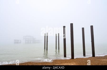 Brighton UK 14. April 2022 - der West Pier in Brighton ist heute früh in Nebel gehüllt, da für das Osterwochenende warmes, sonniges Wetter prognostiziert wird : Credit Simon Dack / Alamy Live News Stockfoto