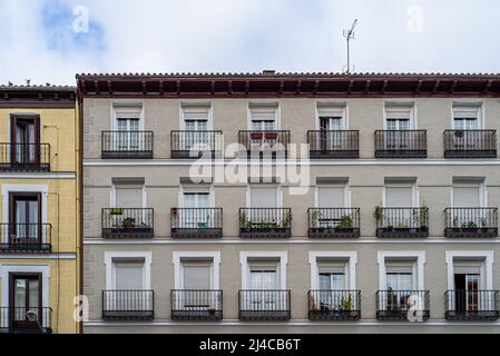 Blick auf alte Wohngebäude im Stadtteil Lavapies im Zentrum von Madrid Stockfoto