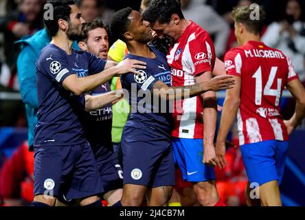 Datei-Foto vom 13-04-2022 des Atletico Madrids Stefan Savic-Chefs raheem Sterling von manchester City während des UEFA Champions League-Viertelfinales, des zweiten Beinkampfs im Wanda Metropolitano Stadium, Madrid. Atletico Madrid konnte sich der UEFA-Action stellen, nachdem das Champions-League-Viertelfinale mit Manchester City am Mittwoch mit hässlichen Szenen auf und außerhalb des Platzes endete. Ausgabedatum: Donnerstag, 14. April 2022. Stockfoto