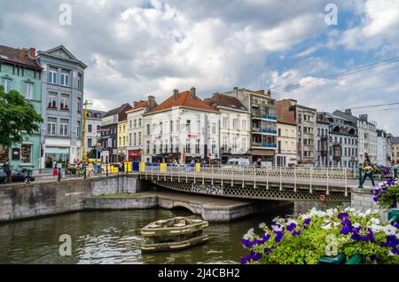 GENT, BELGIEN - 20. AUGUST 2013: Stadtszene, Flussufer in der Stadt Gent, Belgien Stockfoto