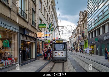 GENT, BELGIEN - 20. AUGUST 2013: Stadtszene, Straßenbahn in der Stadt Gent, Belgien Stockfoto