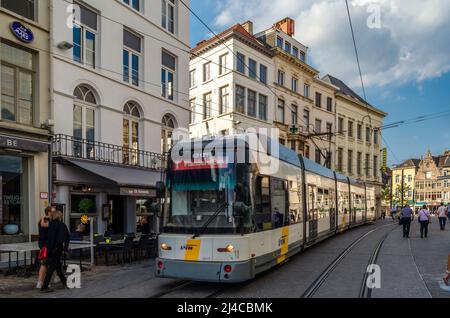 GENT, BELGIEN - 20. AUGUST 2013: Stadtszene, Straßenbahn in der Stadt Gent, Belgien Stockfoto