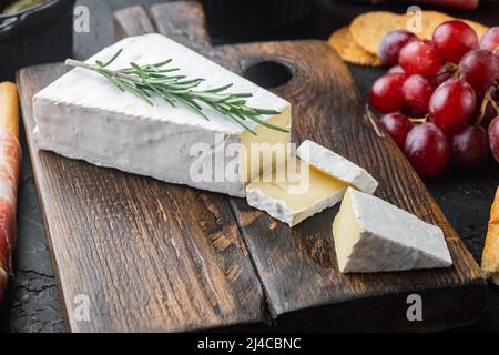 Köstlicher Brie-Käse-Piece, auf schwarzem Hintergrund Stockfoto