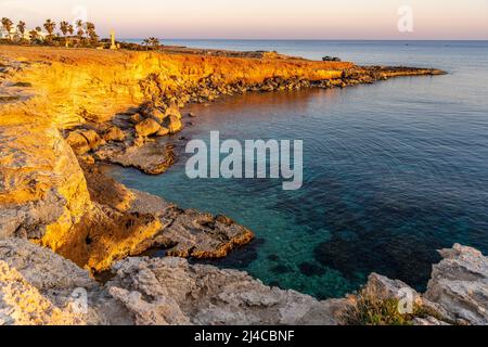 Felsen an der Küste bei Agia Napa im Abendlicht, Zypern, Europa | die felsige Küste bei Ayia Napa im Abendlicht, Zypern, Europa Stockfoto