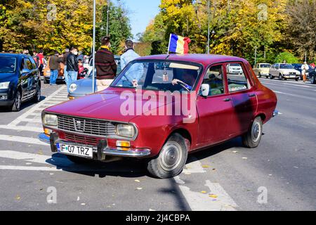 Bukarest, Rumänien, 24. Oktober 2021: Alter, leuchtend roter rumänischer Dacia 1300-Oldtimer im Verkehr im Stadtzentrum an einem sonnigen Herbsttag Stockfoto