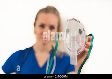 Studio Portrait Einer Ärztin Mit Sauerstoffmaske Auf Weißem Hintergrund. Fokus Auf Den Vordergrund. Hochwertige Fotos Stockfoto