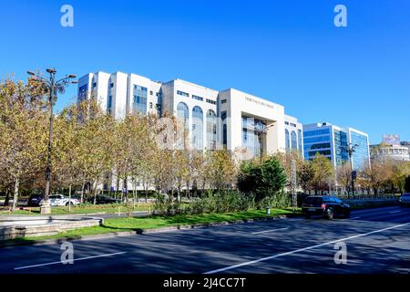 Bukarest, Rumänien, 20. November 2021: Hauptgebäude des Gerichts von Bukarest an einem sonnigen Herbsttag Stockfoto