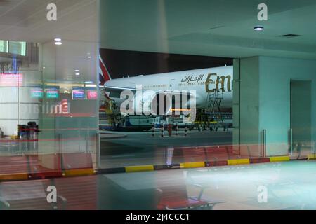 Dubai, VAE - 2010. Jun: Parken des Emirates Airlines Jetliners auf dem Vorfeld, von der Wartelounge des Ankunftsgates am Dubai International Airport aus gesehen. Stockfoto