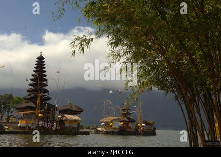 Ulun Danu Bratan Wassertempel am Bratan See, Bedugul, Tabanan, Bali, Indonesien. Stockfoto