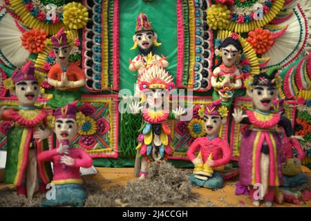 Traditionelle, skulpturale Kunst aus Reismehl als Opfergabe für spirituelle Zeremonien in Bedugul, Tabanan, Bali, Indonesien. Stockfoto