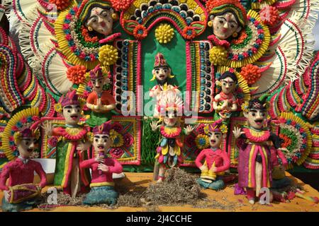 Traditionelle, skulpturale Kunst aus Reismehl als Opfergabe für spirituelle Zeremonien in Bedugul, Tabanan, Bali, Indonesien. Stockfoto