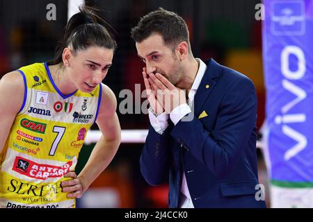 Pala Wanny, Florenz, Italien, 13. April 2022, Daniele Santarelli (Cheftrainer von Prosecco Doc Imoco Volley Conegliano) und Raphaela Folie (Prosecco Doc Stockfoto