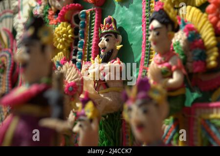 Traditionelle, skulpturale Kunst aus Reismehl als Opfergabe für spirituelle Zeremonien in Bedugul, Tabanan, Bali, Indonesien. Stockfoto