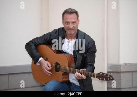 Köln, Deutschland. 12. April 2022. Schauspieler Kai NOLL spielt die Rolle des Rufus Sturm, hier am Set in den MMC Studios Köln, Fototermin am 12.. April 2022 in Köln ist Schauspieler Kai NOLL zurück in der Rolle des Rufus Sturm in der Serie unter uns bei RTL, um Credit: dpa/Alamy Live News zu sehen Stockfoto