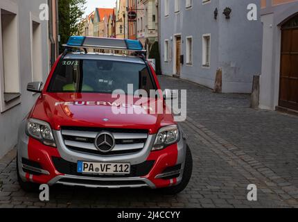 Firefighter SUV Mercedes parkte im Zentrum der Altstadt auf dem gepflasterten Bürgersteig Stockfoto