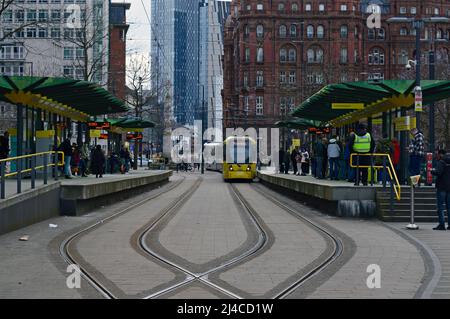 MANCHESTER. GREATER MANCHESTER. ENGLAND. 04-10-22. St. Peter's Square Metrolink hält mit dem Midland Hotel im Hintergrund. Stockfoto